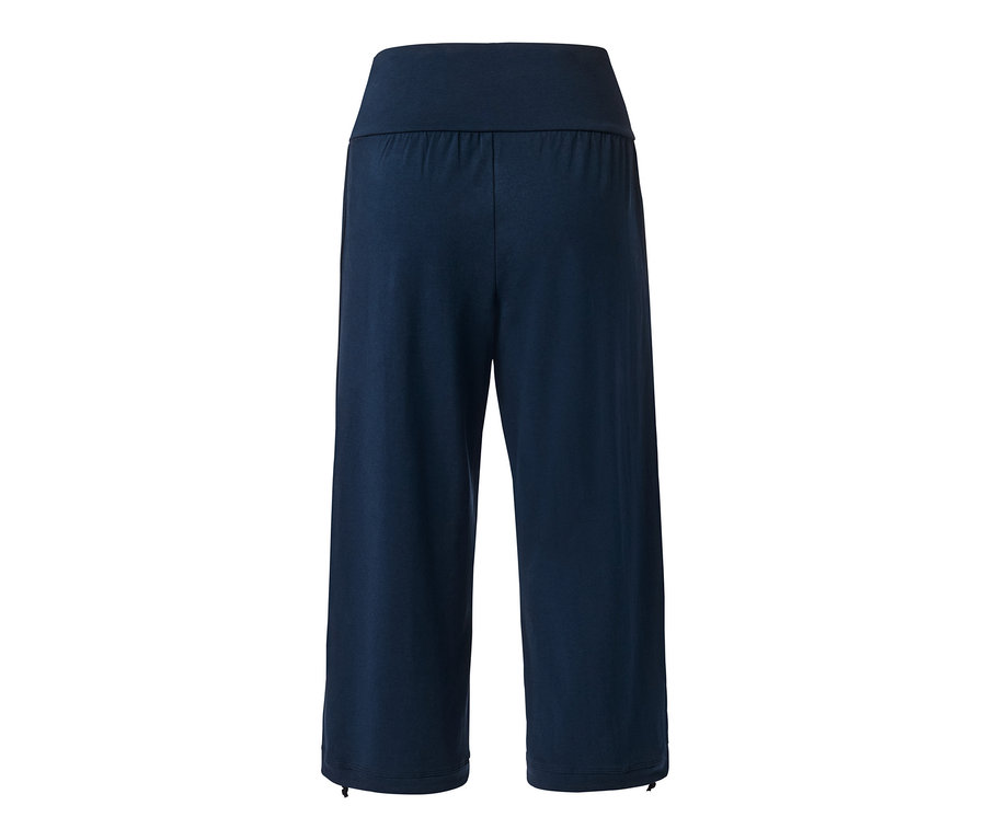 Eine marineblaue 3/4-Sporthose.
