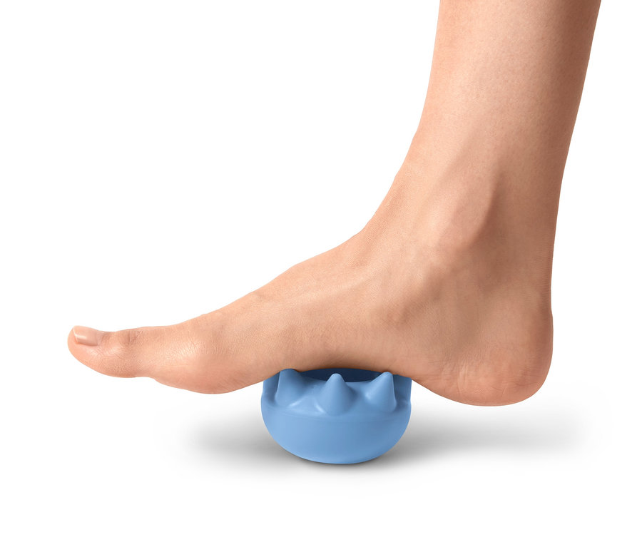 Fuß auf blauem Waden-und-Fuß-Trainer.