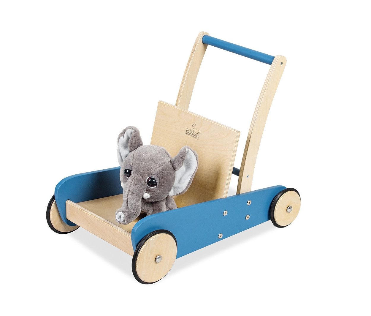 Ein graues Elefantenspielzeug sitzt im blauen und hölzernen Pinolino Lauflernwagen »Mats«.