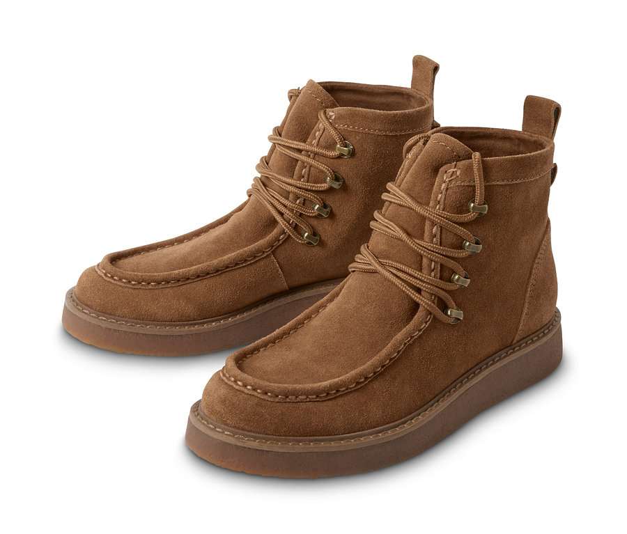 Ein Paar braune Veloursleder-Boots mit brauner Sohle und Schnürung.