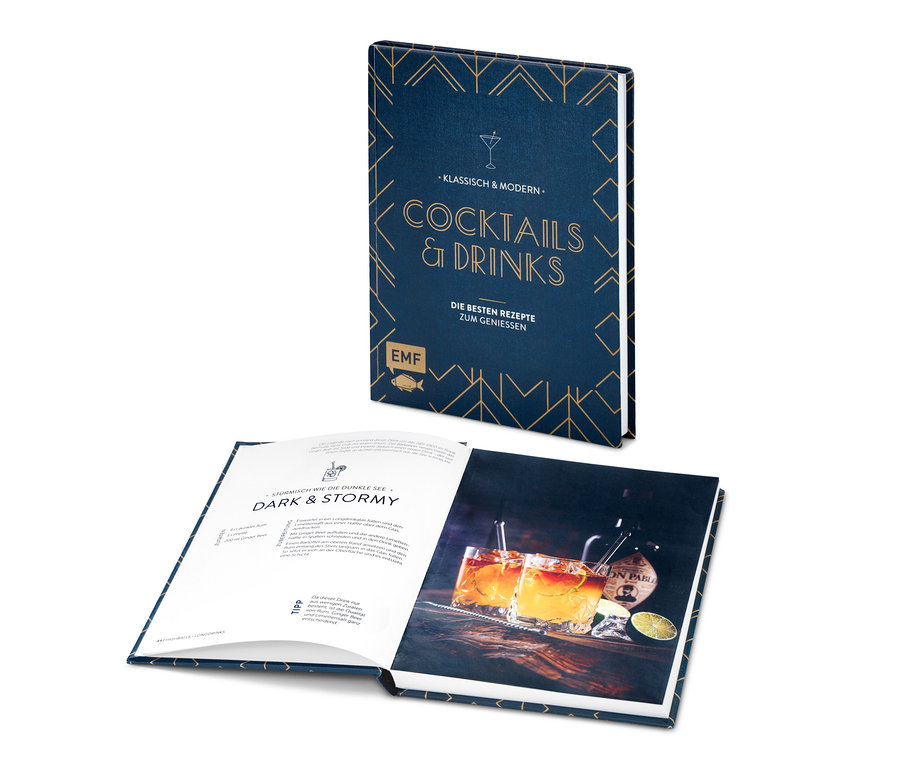 Zwei »Cocktails & Drinks« Bücher, eines offen mit einem Dark & Stormy Rezept.