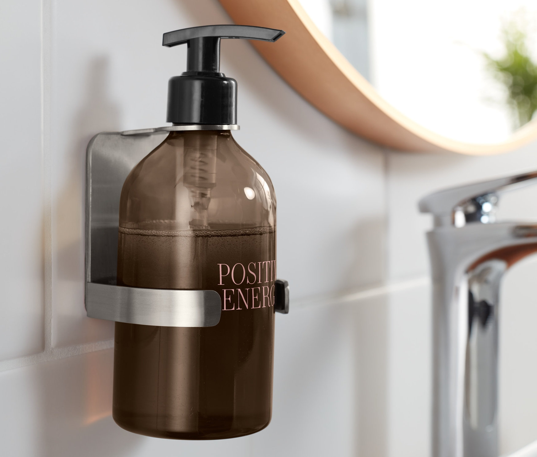 Brauner Seifenspender mit schwarzem Pumpspender in Halterung.