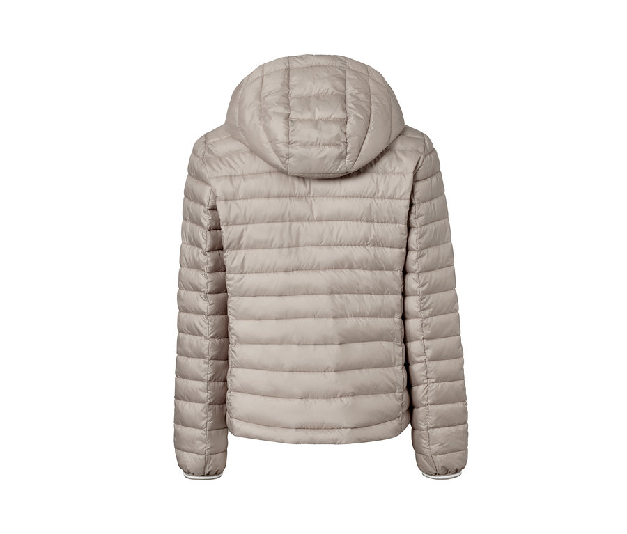 Rückansicht der Steppjacke mit Kapuze.