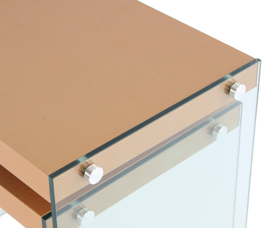 Detailansicht eines goldfarbenen Kayoom Elementary 225 Beistelltisches mit transparenten Glaswänden.