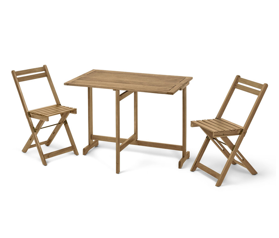 Zwei Klappstühle stehen an den Seiten eines rechteckigen Tisches.