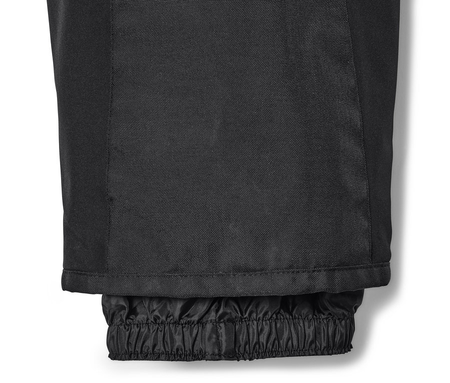 Detail einer schwarzen High-Tech-Skihose mit Gummizug.