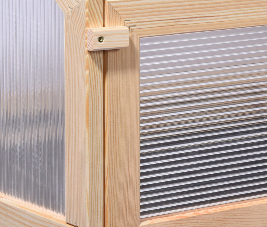 Detailansicht einer Ecke des Hochbeets "Hathi" mit transparenten Wänden.