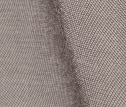 Detailaufnahme einer Satinbluse.