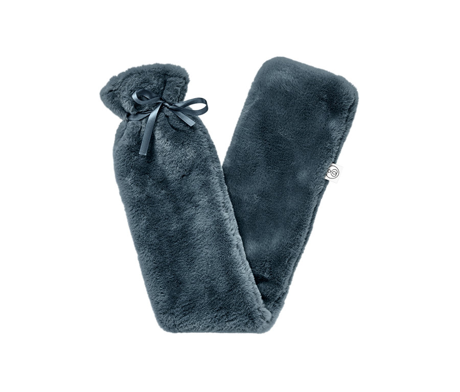 Eine blaue Schlauch-Wärmflasche mit Plüschbezug und Schleife.