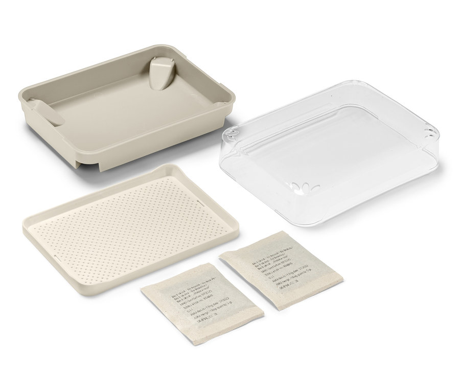 Ein Microgreens-Anzuchtset mit zwei Samentütchen liegt ausgebreitet da.