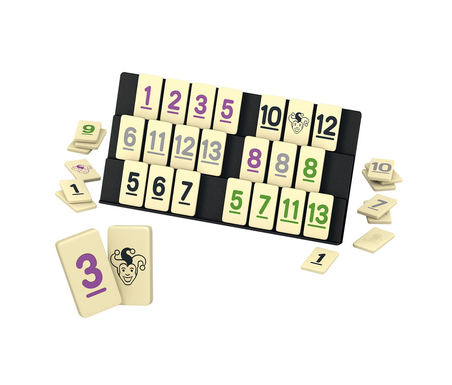 Nahaufnahme von MyRummy®-Spielsteinen der Classic Line von Schmidt Spiele, die auf einem schwarzen Ständer und um ihn herum angeordnet sind.