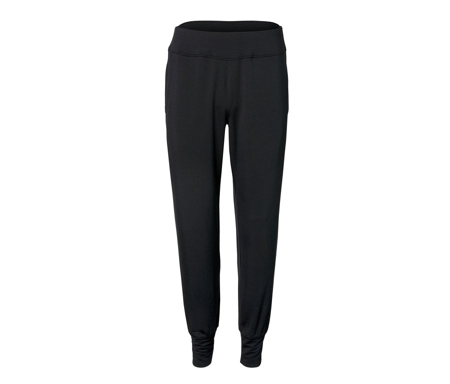 Eine schwarze Loungewear-Hose auf weißem Hintergrund.