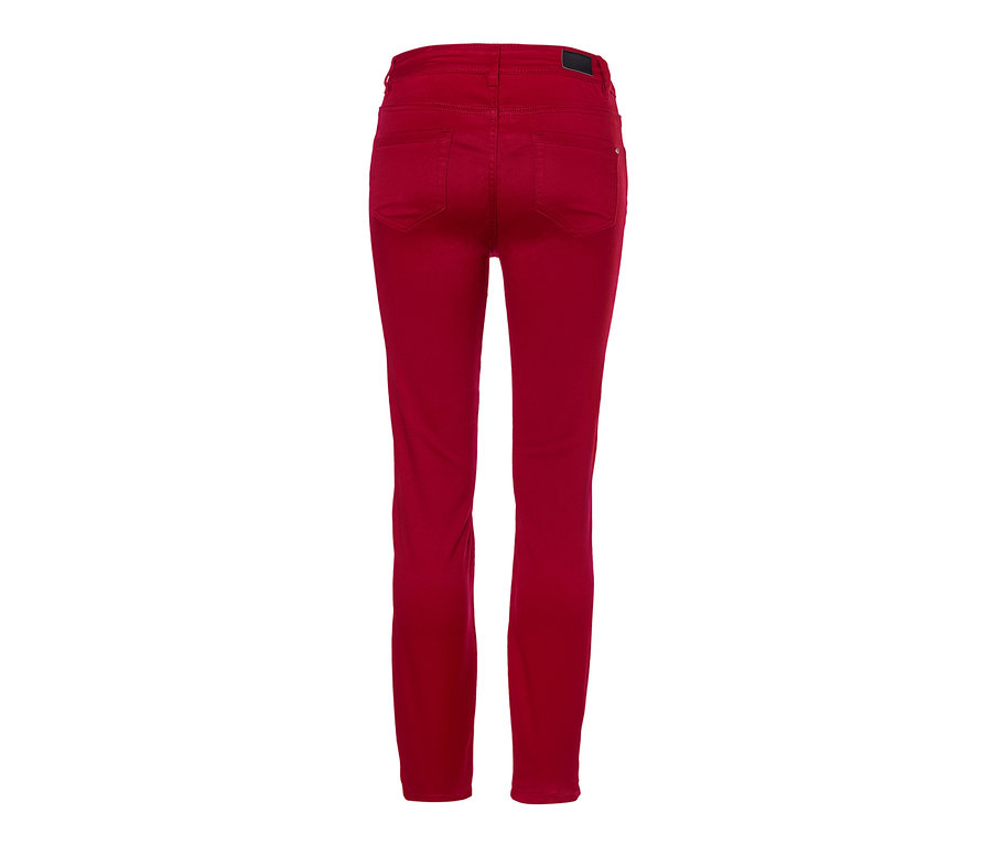 Rote Slimfit-Hose von hinten.