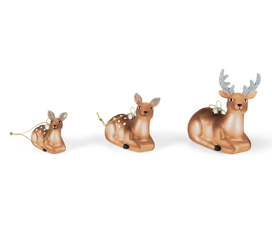 Drei liegende Baumschmuck-Waldtier-Figuren.