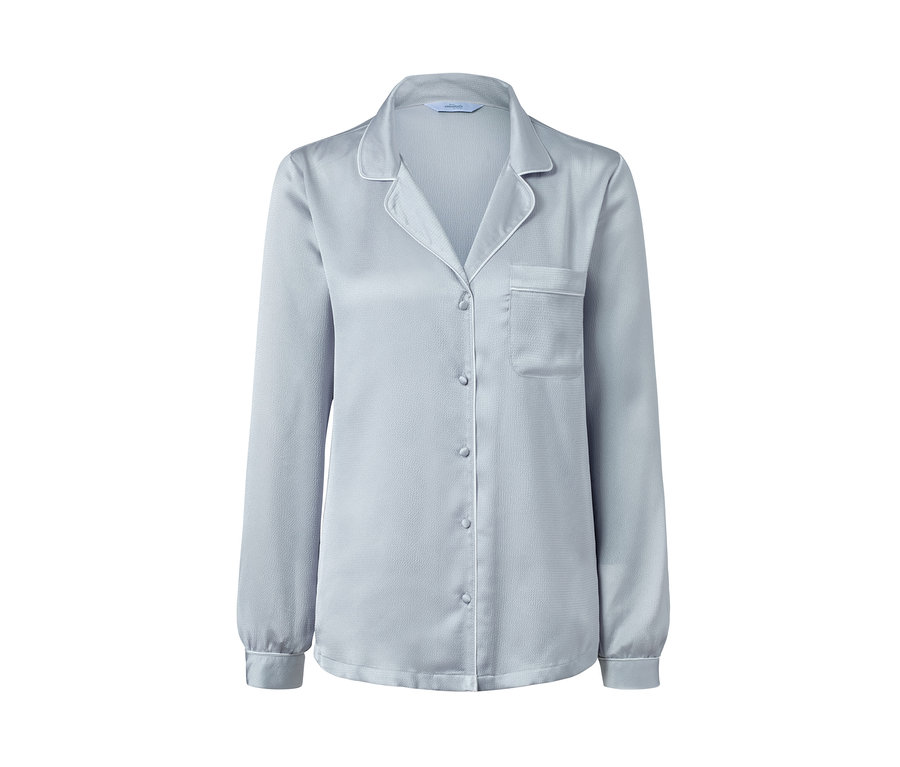Ein hellblauer Satin-Pyjama mit langen Ärmeln.