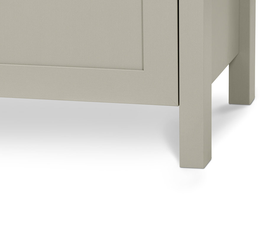 Detail einer Ecke eines beigen Buffet-Schranks mit Glastüren und Stauraum.