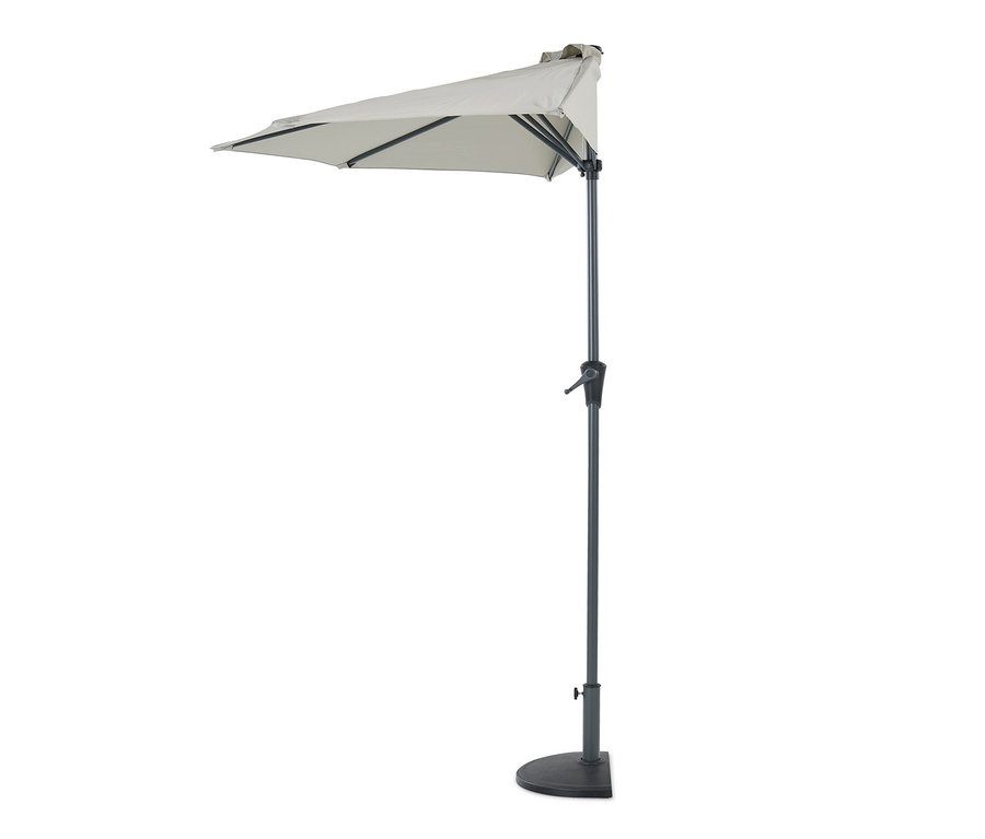 Ein grauer, halbrunder Leco Balkon-Sonnenschirm steht in einem Leco Sonnenschirmständer.