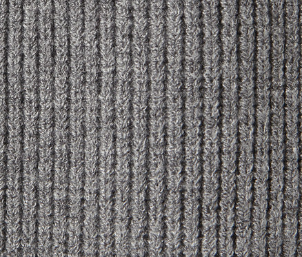 Detailansicht der Textur eines grauen Grobstrick-Cardigans.
