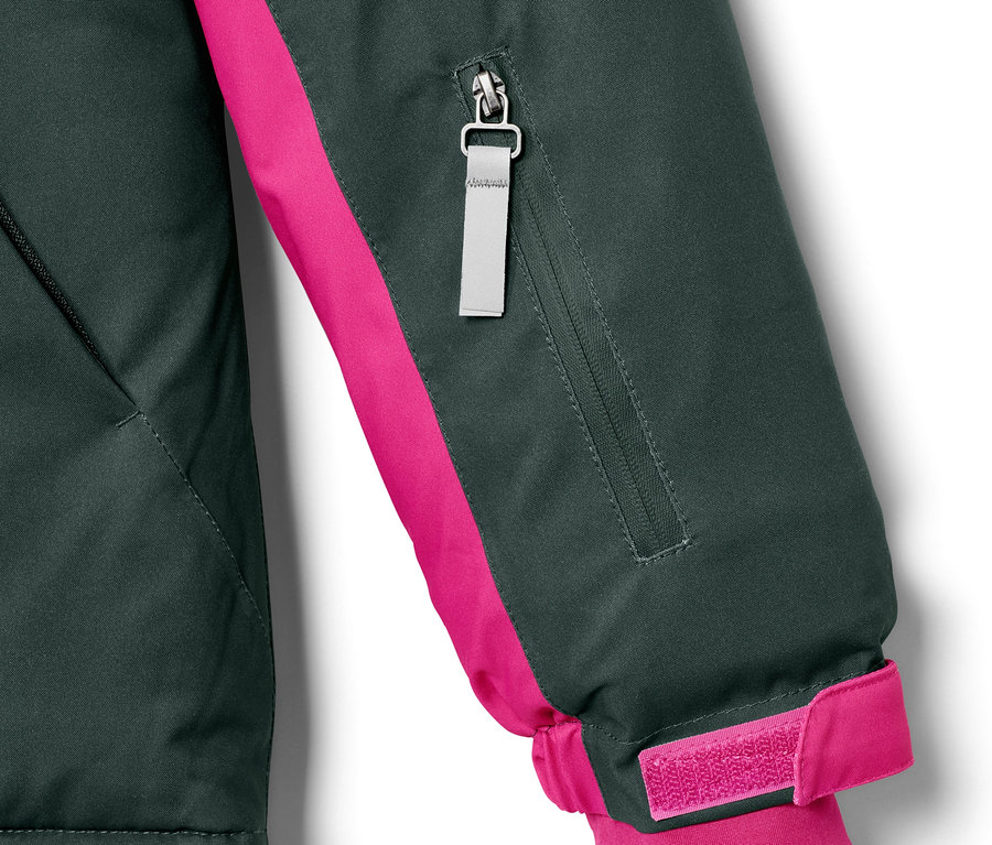 Detail einer Kinder-Skijacke mit pinkfarbenen Akzenten und Ärmeltasche.
