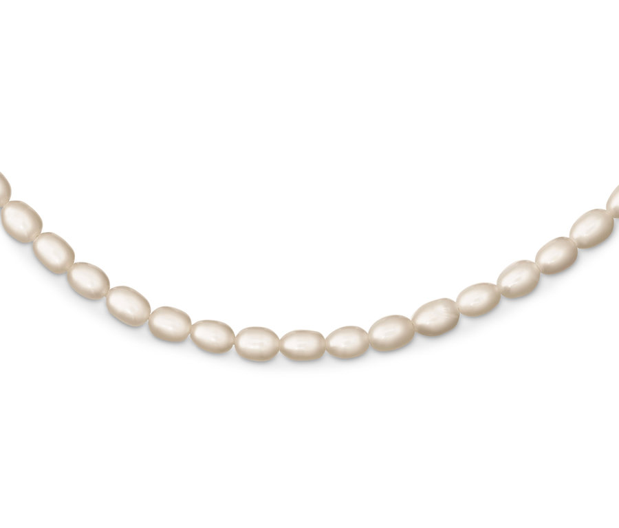 Detail einer 925 Silber Kette Tiny Pearls mit kleinen Perlen.