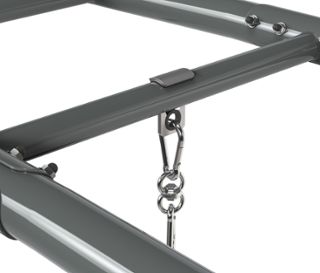 Detail eines grauen EXIT Outdoor-Fitnessgeräts »MB230« mit Metallverbindungen und Karabiner.