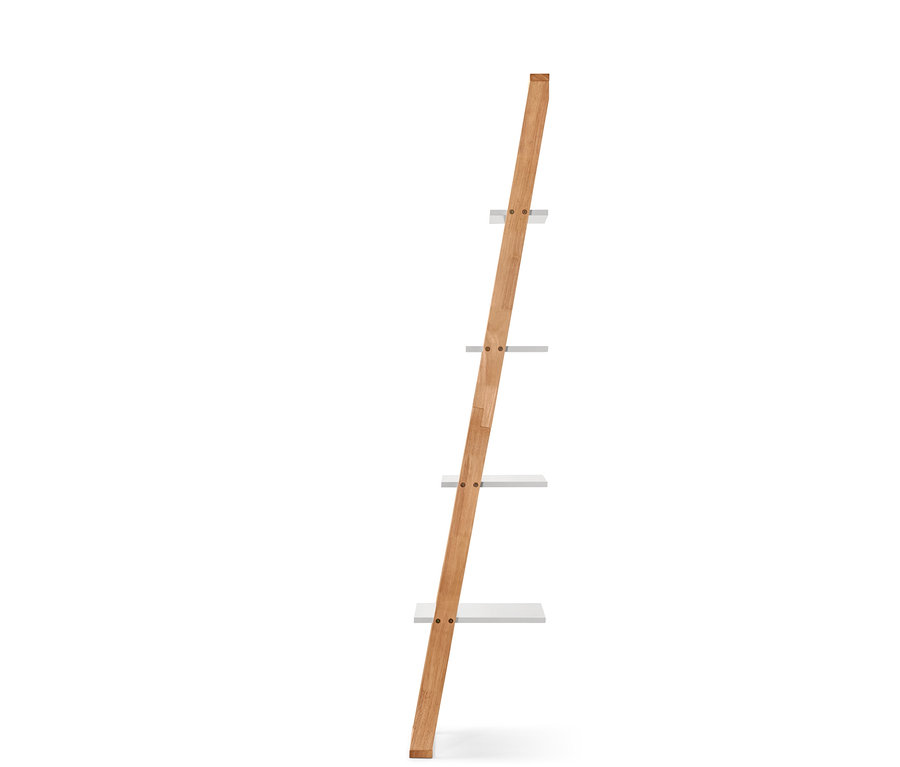 Schmales Leiterregal mit fünf Regalböden.