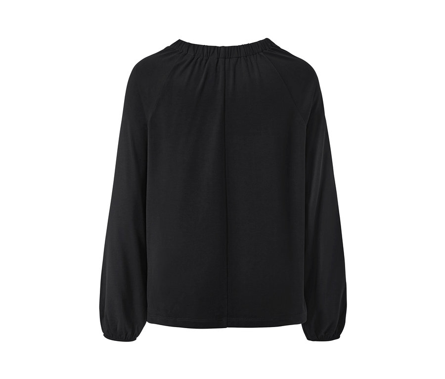 Detailansicht eines schwarzen Blusenshirts mit Raffung.