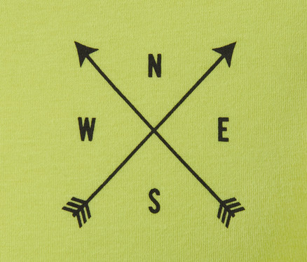 Grünes Funktionsshirt mit schwarzem Kompassdruck.