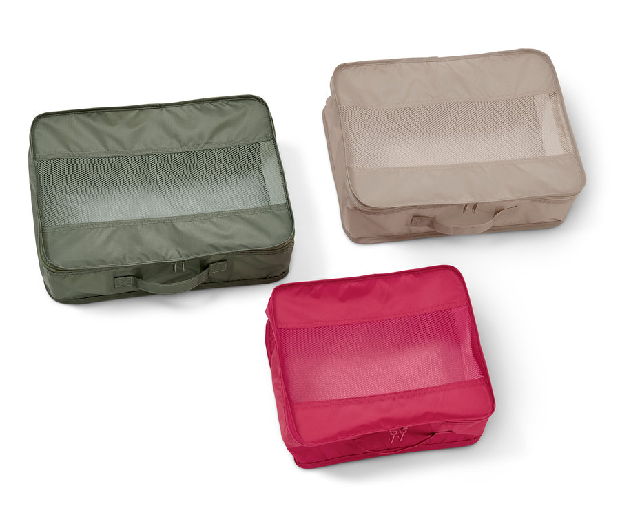 Drei Reiseordnungstaschen in Olivgrün, Beige und Pink.