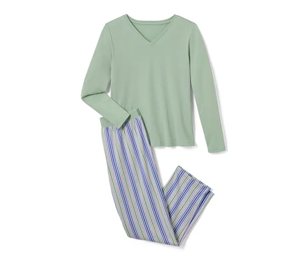 Grüner Pyjama mit langen Ärmeln und gestreifter Hose.
