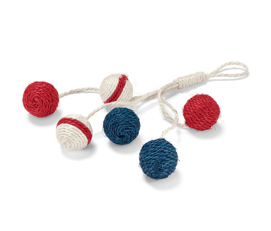 Katzenspielzeug »Rassel« mit roten, weiss-roten und blauen Bällen an einer Schnur.