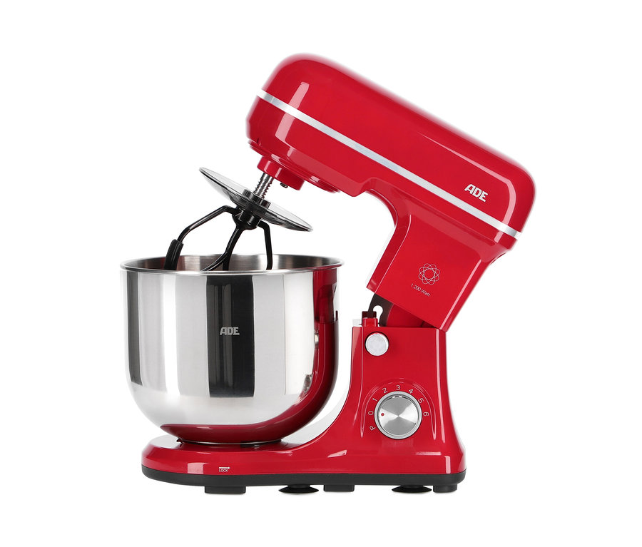 Eine rote ADE Küchenmaschine »KA2100« mit Edelstahlschüssel und Rührwerkzeugen.
