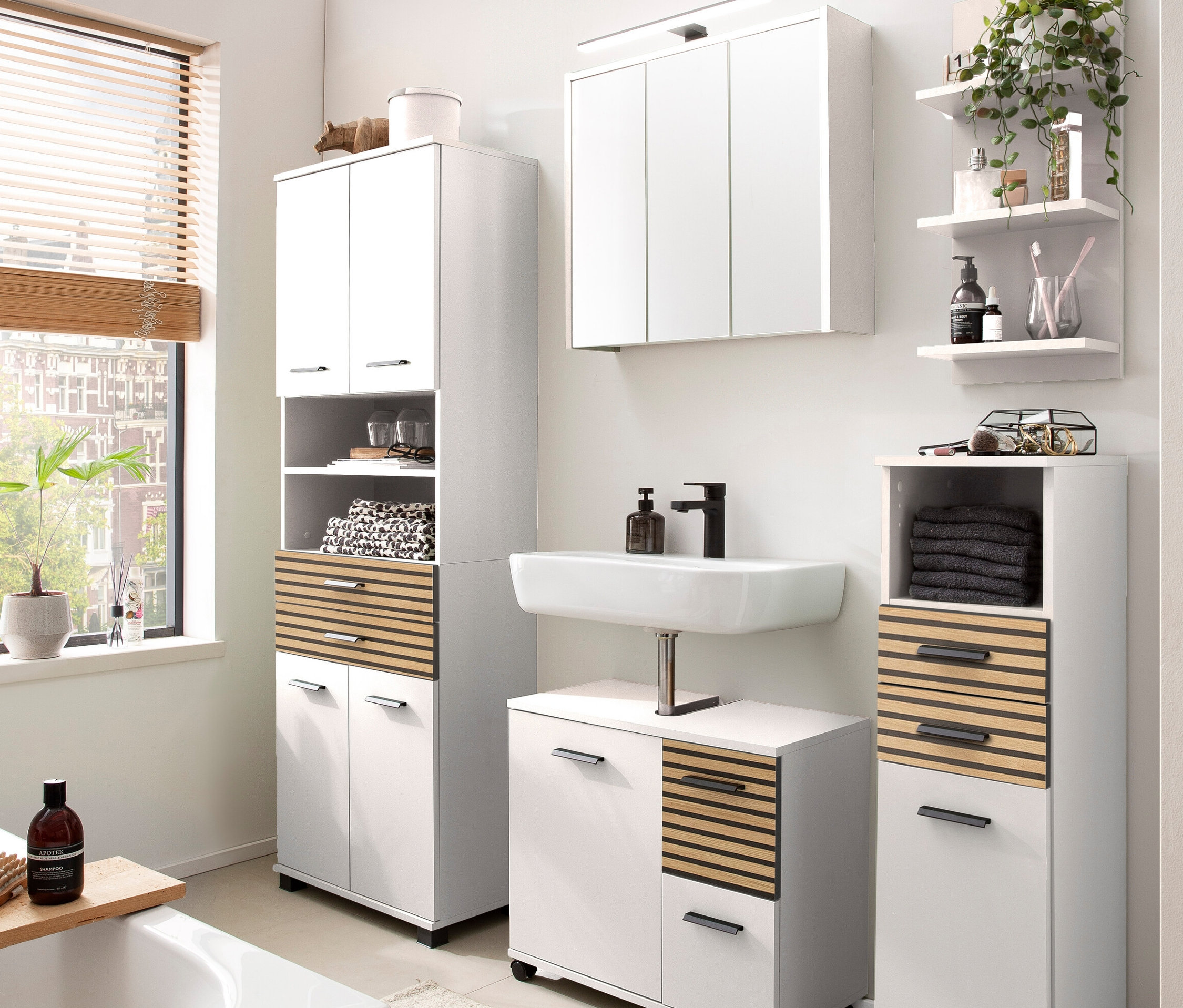 Badezimmer mit weißem Waschbecken, Spiegelschrank, Hochschrank und Waschbeckenunterschrank »Katta«.