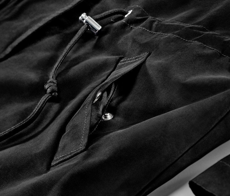 Detailaufnahme einer schwarzen Parka mit Kapuze.