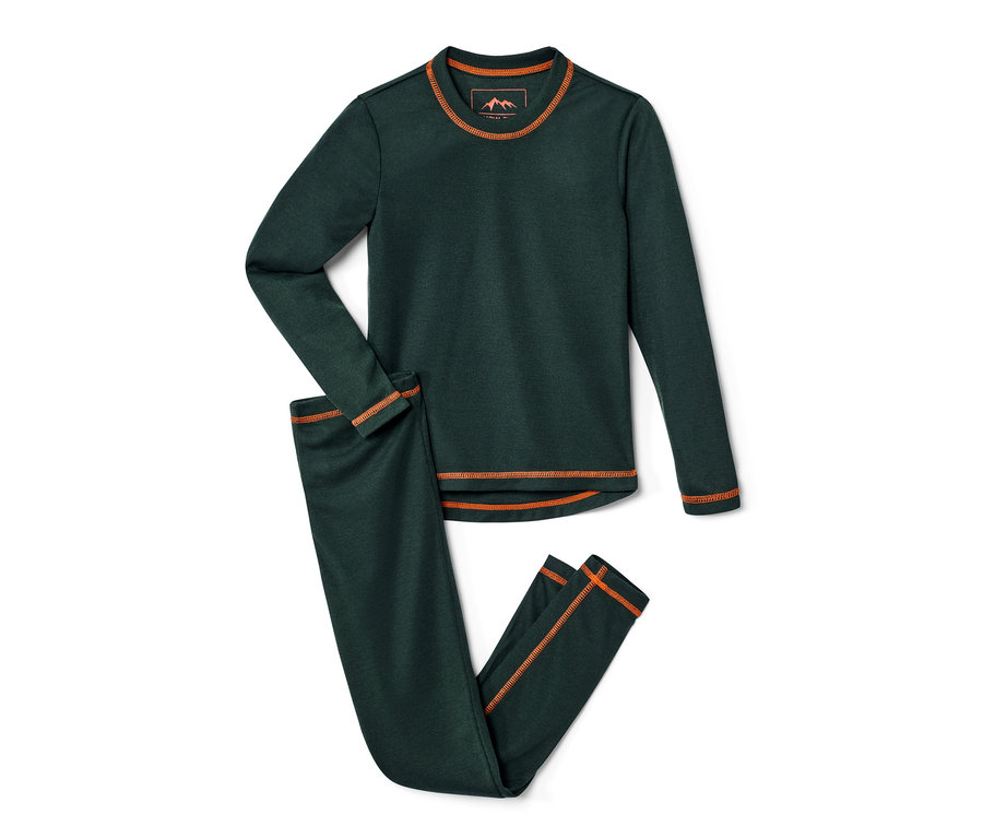 Dunkelgrüne Kinder-Ski- und Winter-Unterwäsche mit orangefarbenen Steppnähten liegt auf einem weißen Hintergrund.