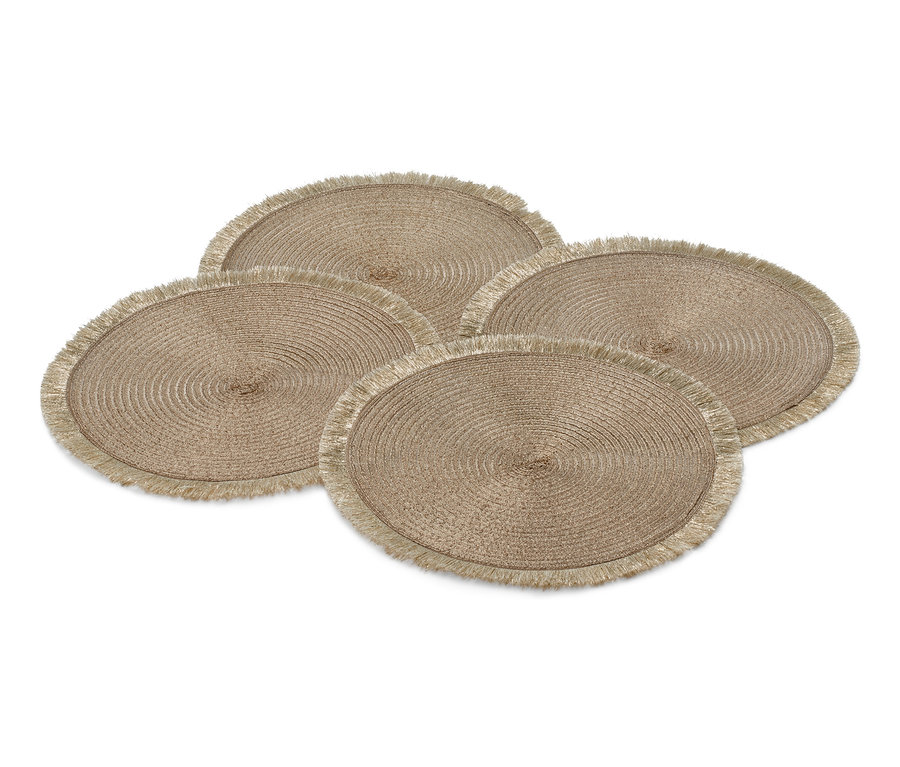 Vier goldfarbene Platzsets.