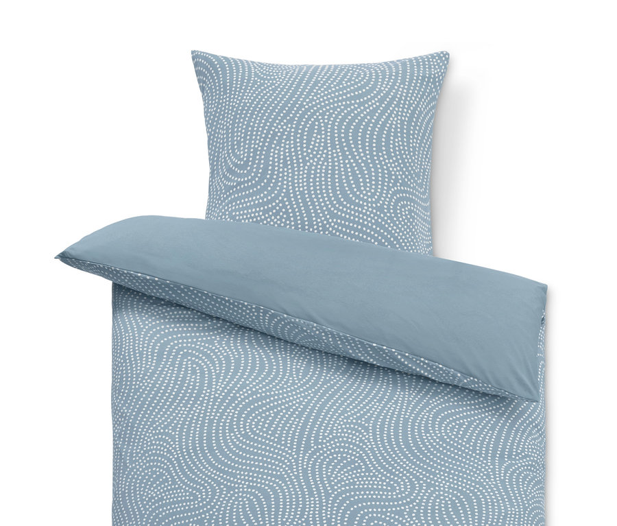Hellblaue Winterjersey-Bettwäsche mit weißem Punktmuster.