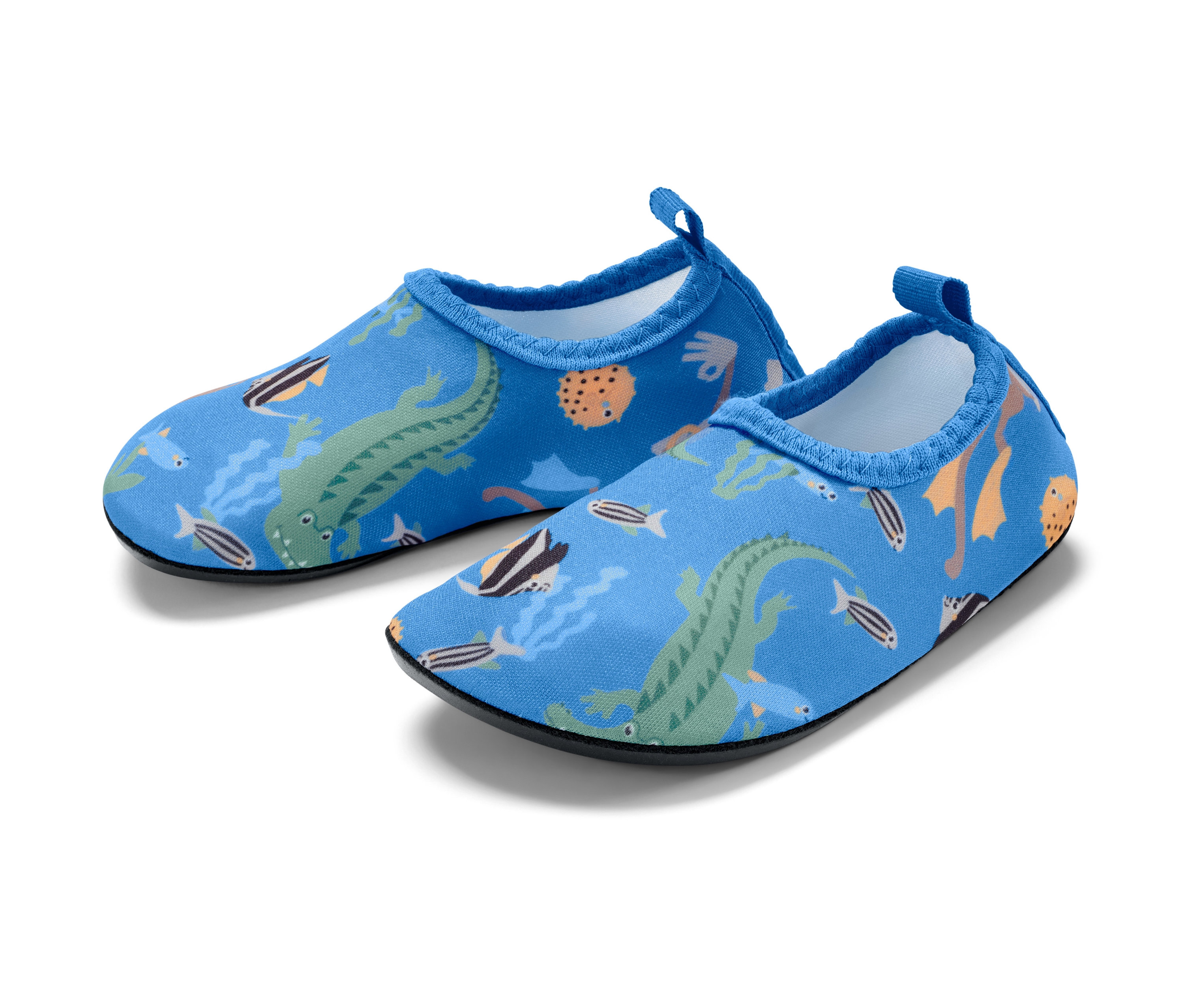 Blaue Kinder-Badeschuhe mit Krokodil- und Fischmuster.