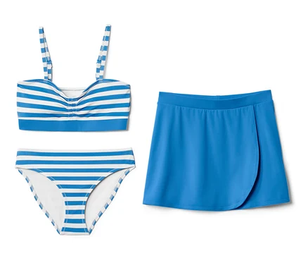 Ein Kinder-Bikini-Set, 3-teilig, mit blauen und weißen Streifen.