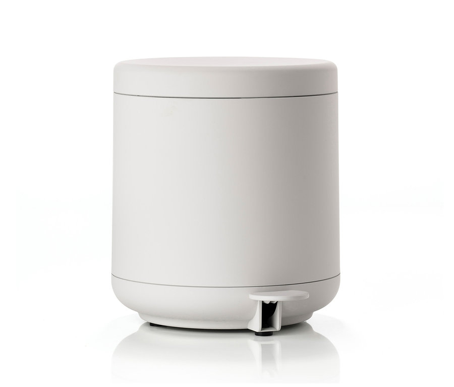 Ein hellgrauer ZONE DENMARK »Ume« Tretabfalleimer vor einem weißen Hintergrund.