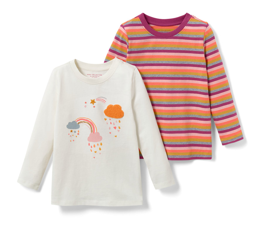 Zwei Kinder-Langarmshirts, eins mit Regenbogen- und Wolkenmotiv, eins gestreift.