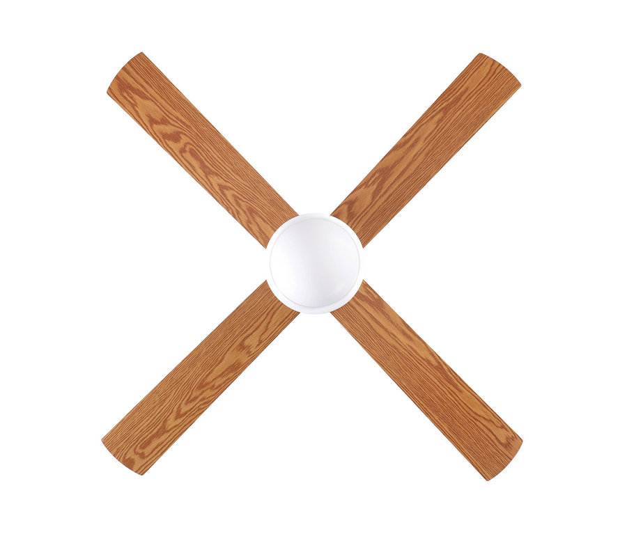 Detailaufnahme eines Eglo Deckenventilators Varadero mit Beleuchtung und vier braunen Holzflügeln.