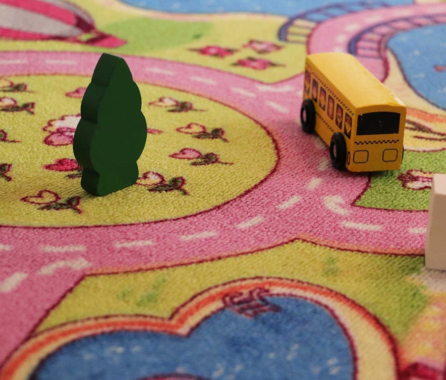 Gelber Bus auf Spielteppich »Sweet City« mit Holz-Bäumen.