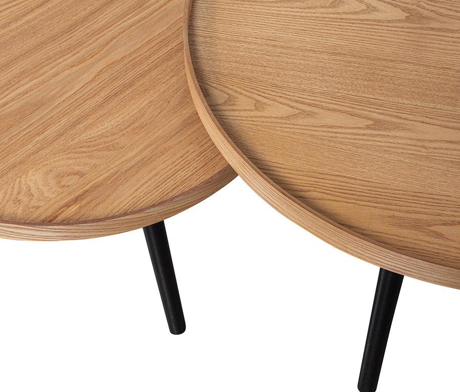 Detailansicht von zwei Woood Mesa L Beistelltischen aus Holz mit schwarzen Beinen.