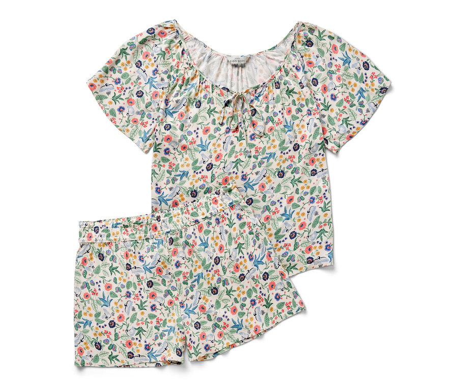 Ein Shorty-Pyjama-Set mit Blumenmuster.