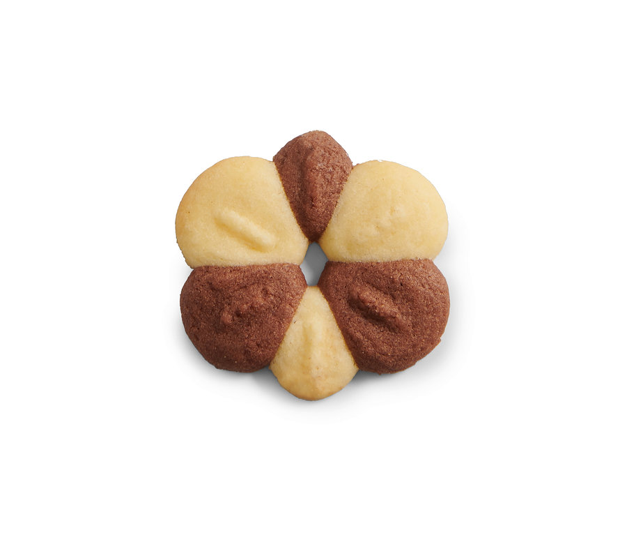 Blume aus Keksen, die mit einer Kekspresse gebacken wurden.