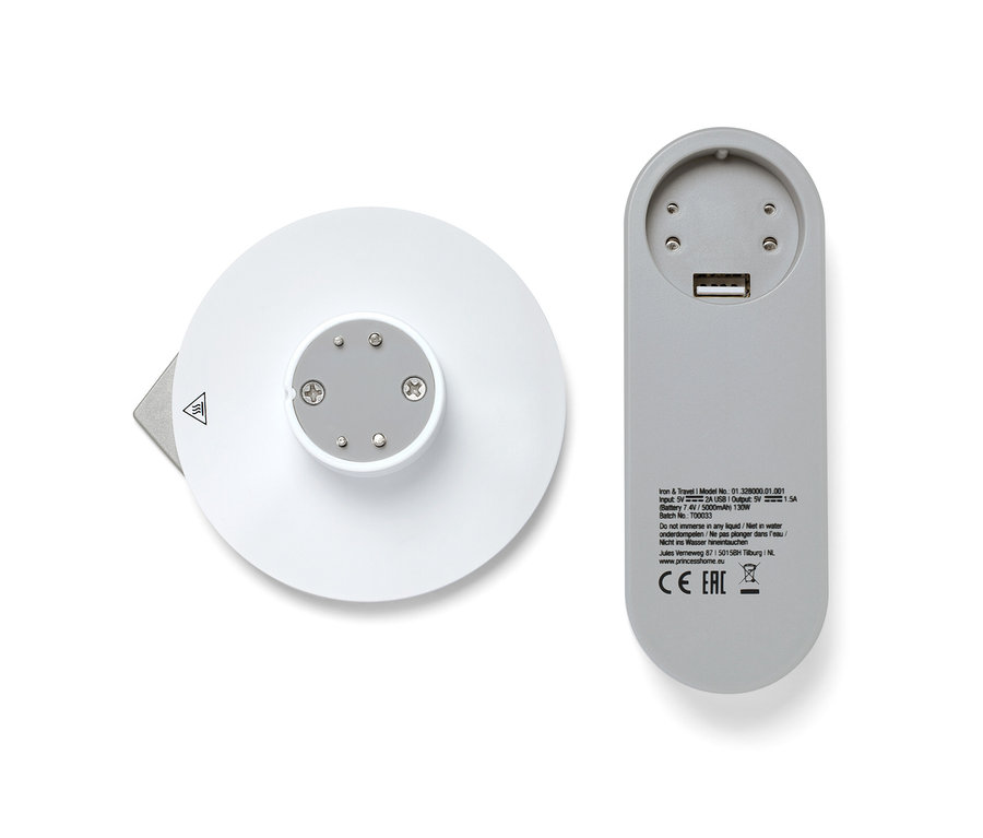 Detailaufnahme eines Akku-Bügeleisens und einer Powerbank auf weißem Hintergrund.