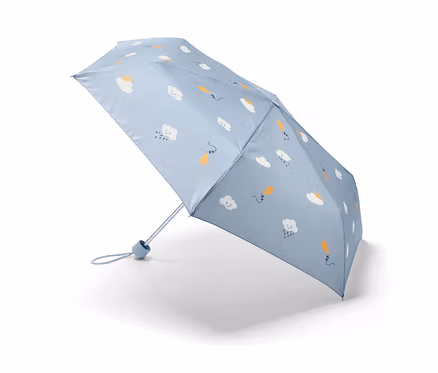 Hellblauer Kleinkinder-Regenschirm mit Wolken.