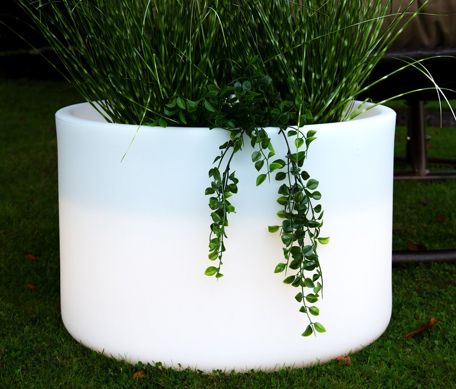 Zylindrischer 8 seasons design Solar-Topf mit Gras und Kletterpflanzen auf Rasen.
