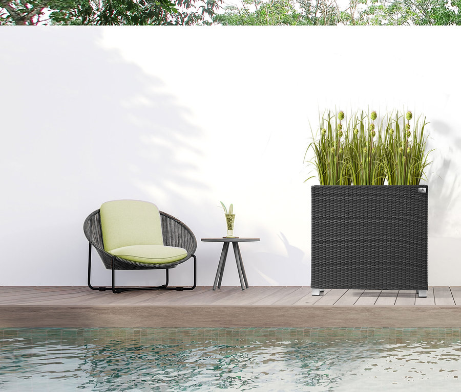 Außenszene mit anthrazitfarbenem 2-in-1-Pflanzgefäß und Raumteiler aus Polyrattan (ca. 73 x 76 cm) neben Stuhl und Tisch am Pool.